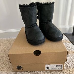 UGG T Bailey Bow Black Toddler size 9
